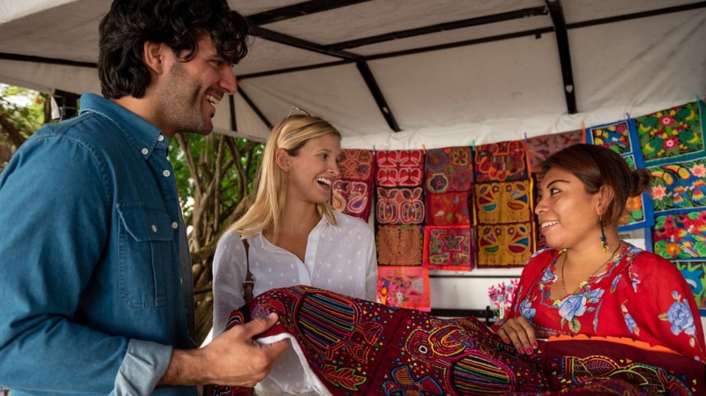 Guna-Frau mit traditioneller Mola