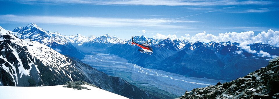 Aoraki Mount Cook Ausblick über Gebirgskette mit Helikopter