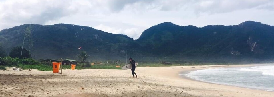 Surfer am Strand von Grumari