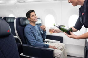 Champagner in der Premium Economy Klasse