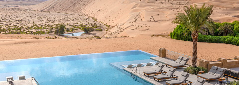 Infinity Pool Qasr Al Sarab Desert Resort