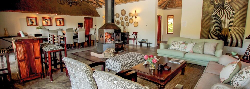 Loungebereich der Bukela Game Lodge im Amakhala Game Reserve