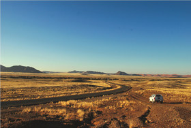 Fahrzeug in der Namib Wüste