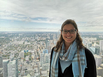 Reiseexpertin Sybille im CN Tower mit Ausblick auf Toronto