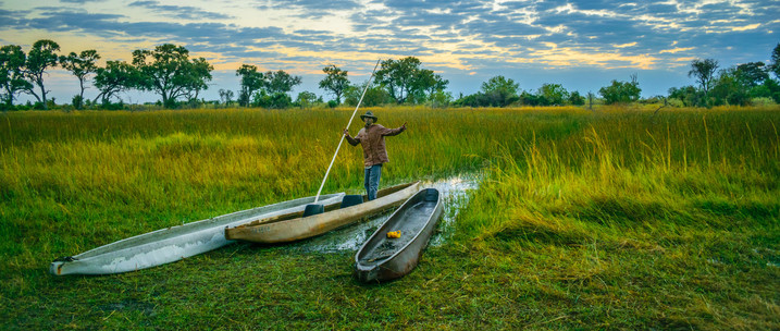 Okavango Delta Safari - Mokoros mit Poler im Okavango Delta