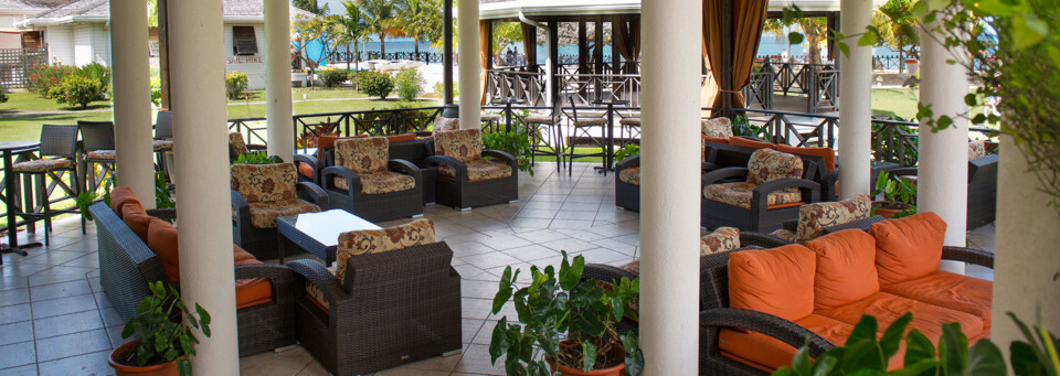 Terrasse des Coyaba Beach Resort auf Grenada