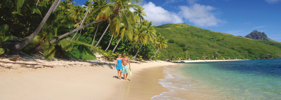 Paar am Strand - Kreuzfahrtschiff "MV Reef Endeavour" Captain Cook Cruises