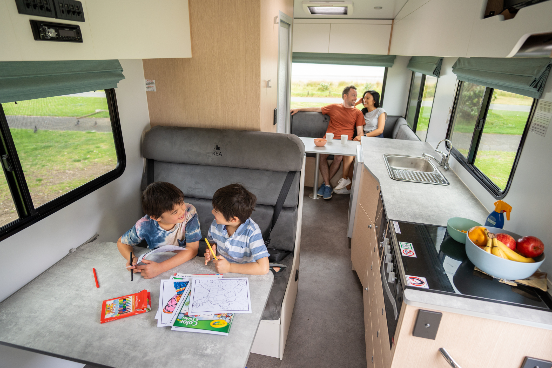 Innenansicht des Maui Sunset mit Familie