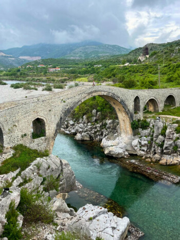 Ura e Mesit - ottomanische Bogenbrücke in Nordalbanien