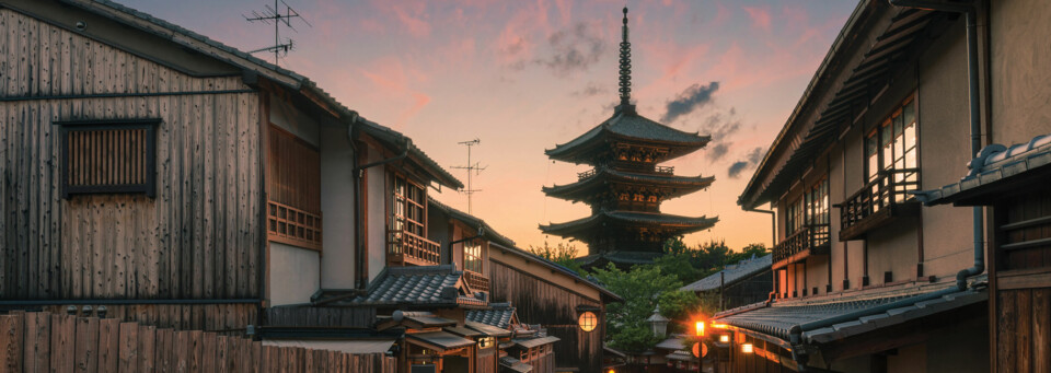 Blick auf Tempel in Kyoto am Abend