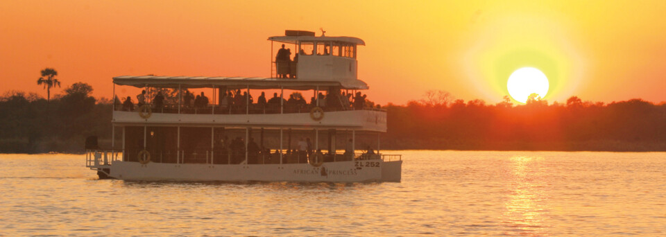 "African Queen" auf dem Sambesi-Fluss im Sonnenuntergang