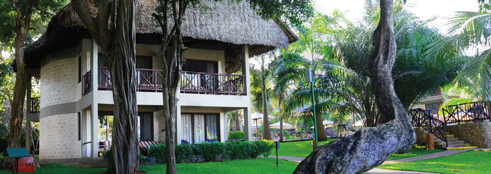 Baobab Beach Resort und Spa von außen mit Baobab Baum