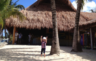 Florida Reisebericht - Simonas Tochter am Cozumel Strand