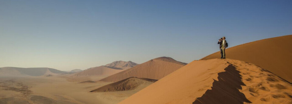Zwei Leute an den Sossusvlei-Dünen in Namibia
