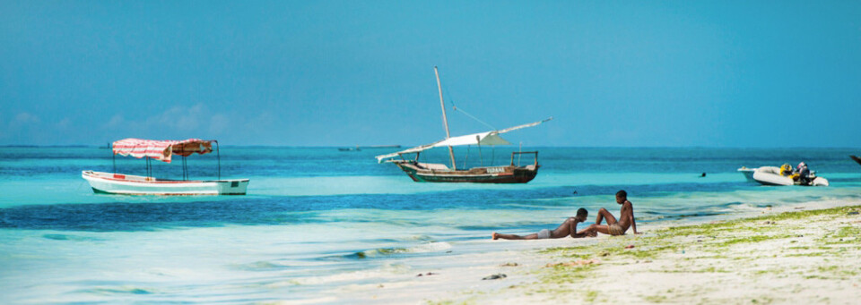 Boote vor Strand auf Sansibar