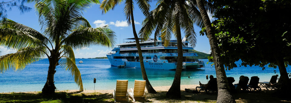 Kreuzfahrtschiff in Bucht - Blue Lagoon Cruises Fiji
