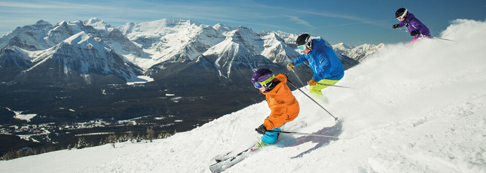 Skifahrer im Skigebiet Lake Louise