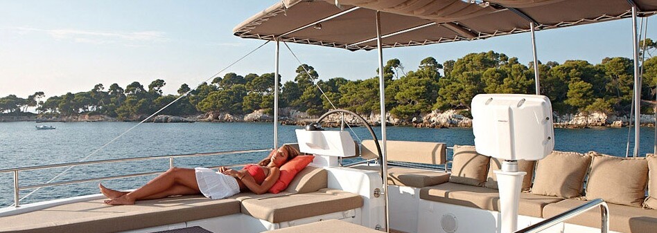 Dream Yacht Charter an Deck