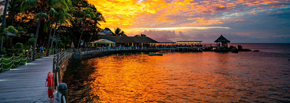 Fishermans Cove Resort bei Sonnenuntergang