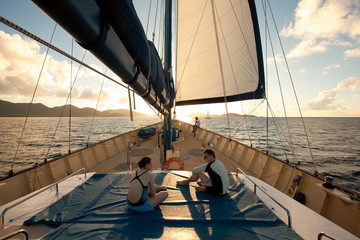 Paar an Deck des Segelschiffs SY Sea Bird zum Sonnenuntergang