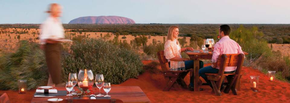 Paar beim "Tali Wiru Abendessen" mit Blick auf Ayers Rock