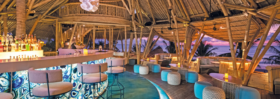 "Azul Tiki" Bar des Bali Mandira Beach Resort & Spa in Legian