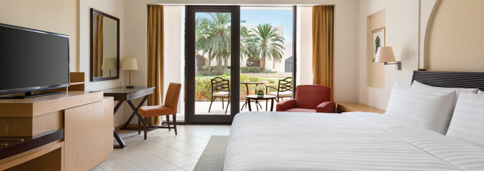 Deluxe Zimmerbeispiel des Shangri-La Al Bandar Hotel