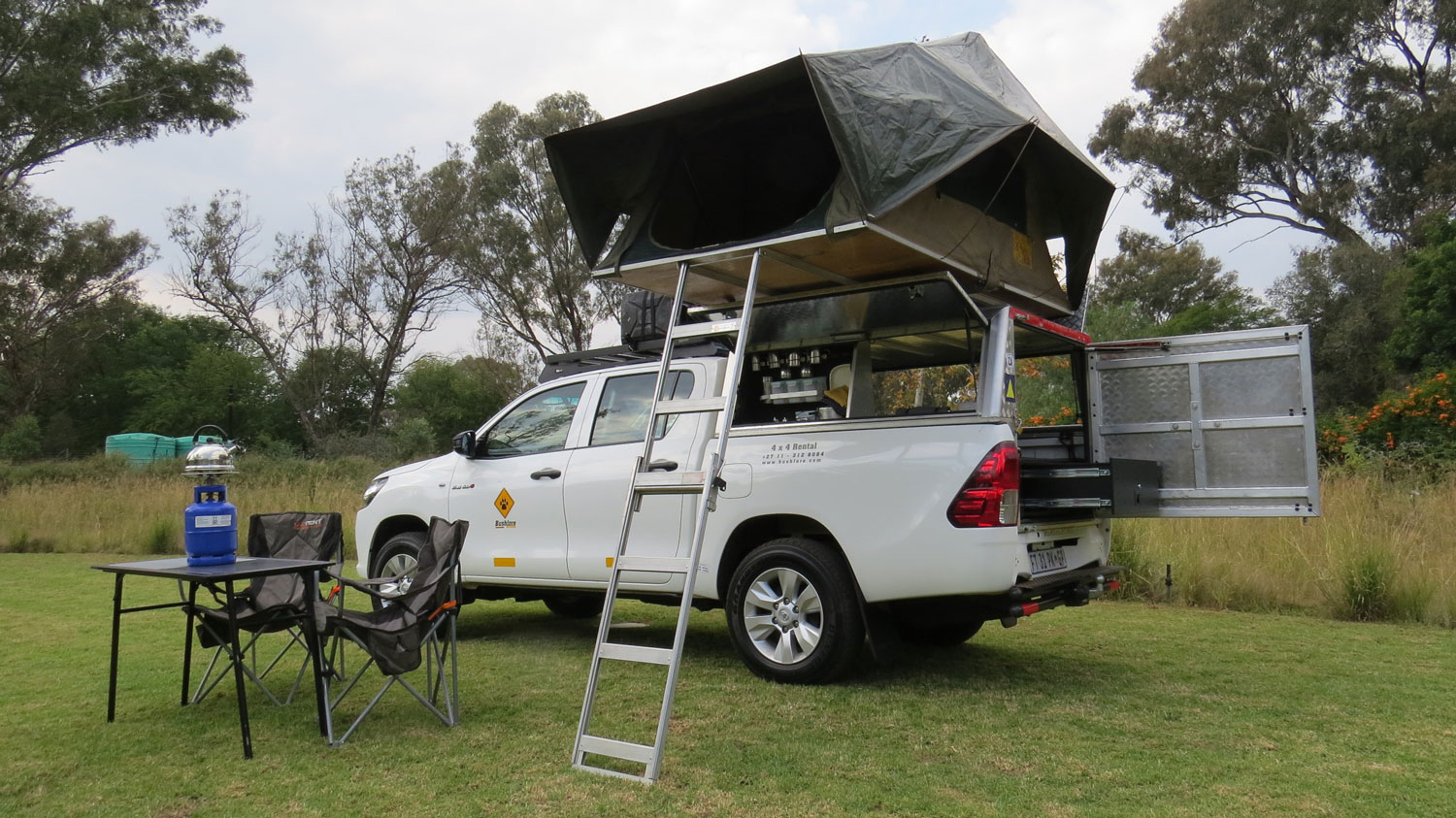 Bushlore Toyota Hilux 4x4 Safari Camper mit einem Zelt