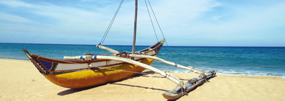 Boot am Strand von Sri Lanka