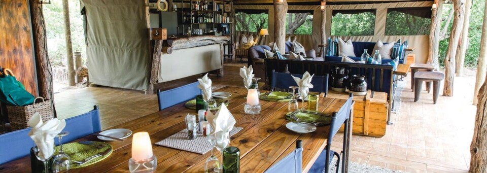 Speiseraum und Lounge des Sango Safari Camp