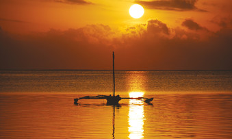 Severin Sea Lodge Katamaran bei Sonnenuntergang Kenia