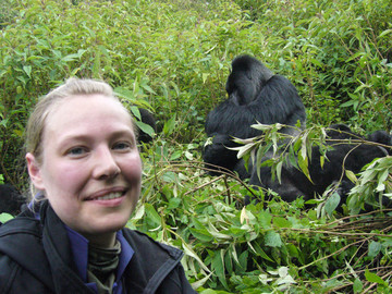 Gorilla Trekking: Reiseexpertin Elvira mit Gorilla im Bwindi Impenetrable National Park