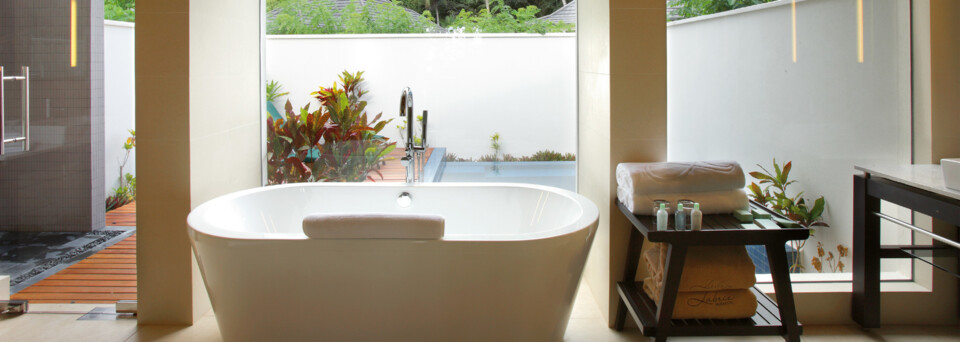 Beispiel Badezimmer einer King-Beachfront-Villa - Hilton Seychelles Labriz Resort & Spa Insel Silhouette