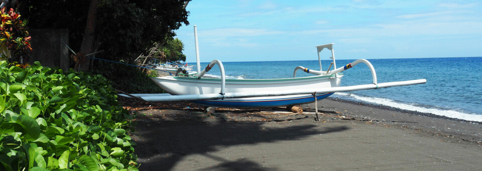 Boot am schwarzen Sandstrand im Norden Balis - Reisebericht Bali