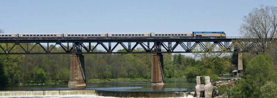 VIA Rail auf Brücke