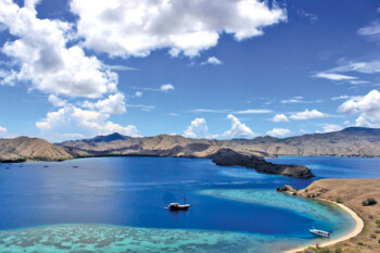 © Visit Indonesia Tourism Officer Bucht in Flores, Indonesien