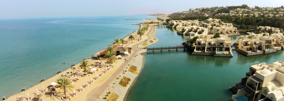 Strand des The Cove Rotana Resort