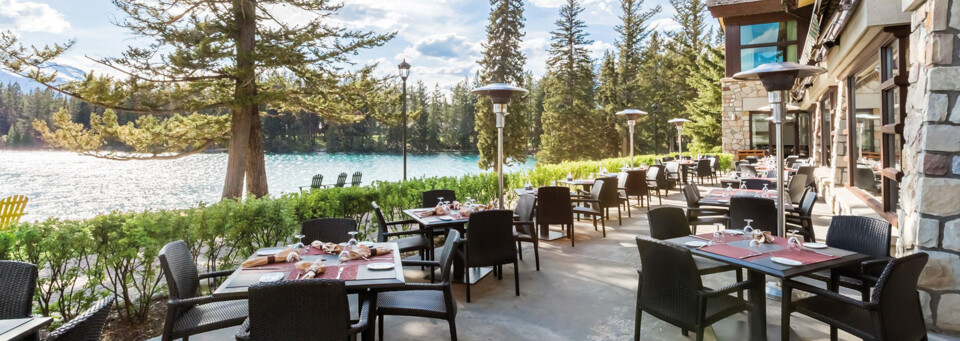 "The Emerald Lounge & Patio" der The Fairmont Jasper Park Lodge