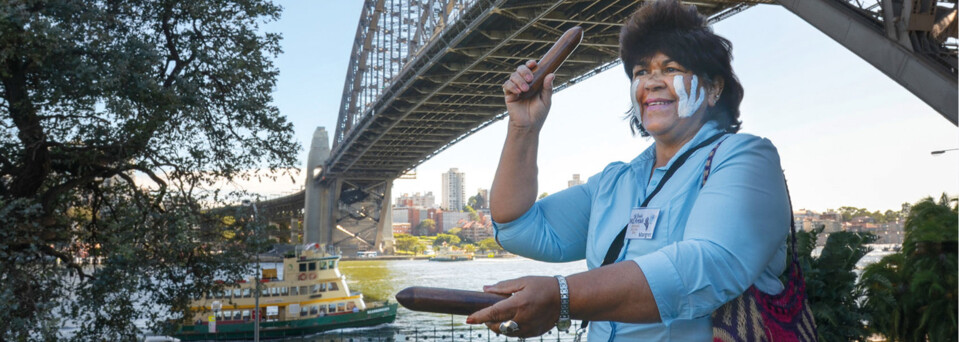 Aborigine Frau vor Harbour Bridge, "The Rocks"