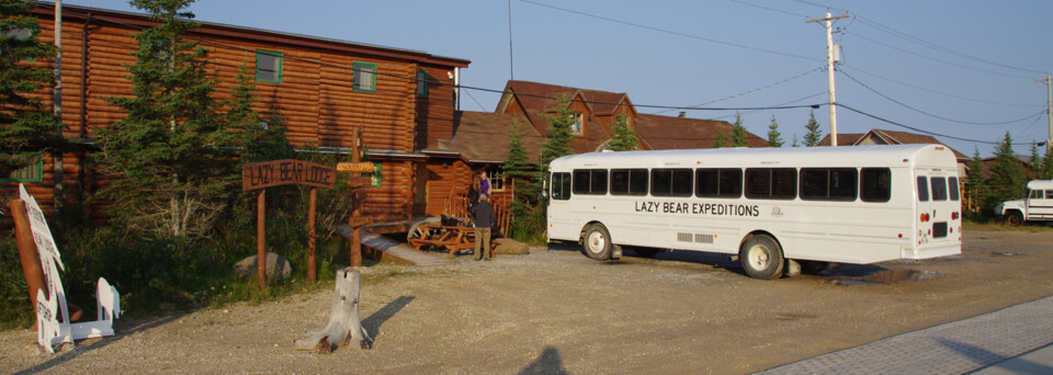 Außenansicht der Lazy Bear Lodge in Churchill