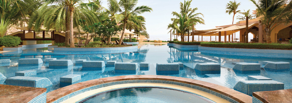 Pool des Shangri-La Al Bandar Hotel