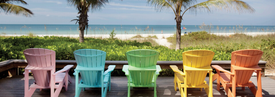 Bunte Stühle am Strand von Florida