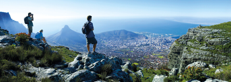 Wanderer auf dem Tafelberg mit Blick über Kapstadt, Südafrika