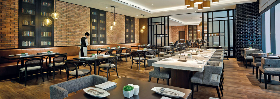 Restaurant "The Snug" des Hotel Stripes Kuala Lumpur, Autograph Collection