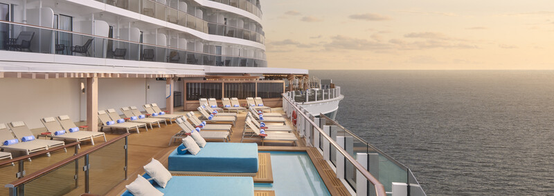 Kreuzfahrt: Deck mit Blick aufs Meer