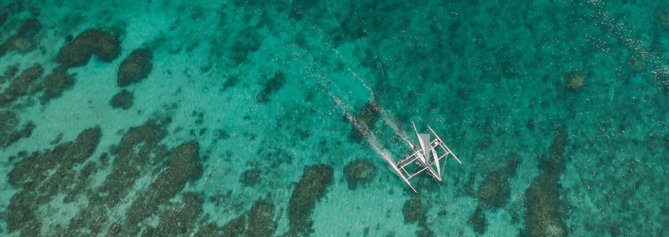 Blick von oben auf ein Boot in Boracay, Philippinen