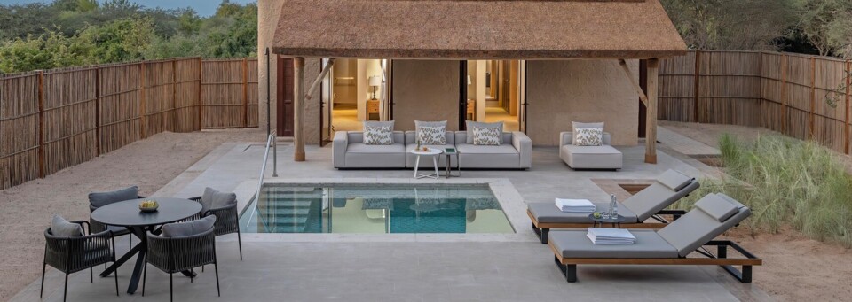 Gästezimmer Savannah Pool Villa Außen Pool Deck 