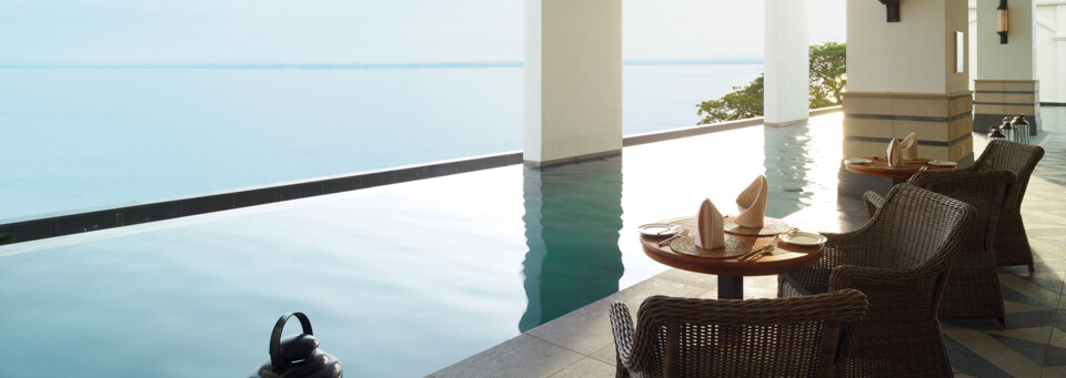 Pool-Terrasse des Eastern & Oriental Hotel Georgetown auf Penang