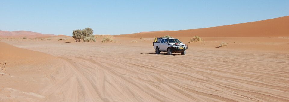 Fahrt im Allradfahrzeug durch Namib Wüste