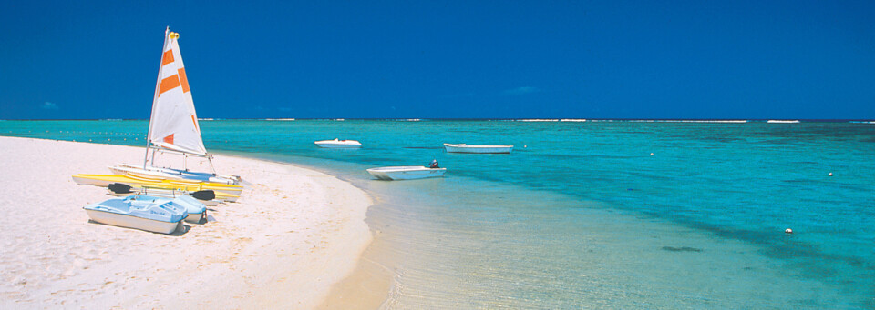 Boote am Strand von Mauritius